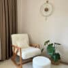 Schaukelnder Teddy-Stoff Sessel mit Hocker – Beige & Holzdetails