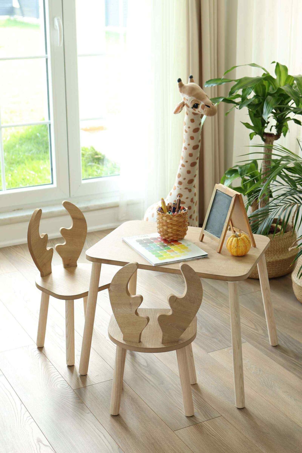 Kinder Tisch- und Stuhl-Set aus Holz -Montessori Design „Hirsch“ (1 Tisch + 2 Stühle, ab 2–6 Jahre)