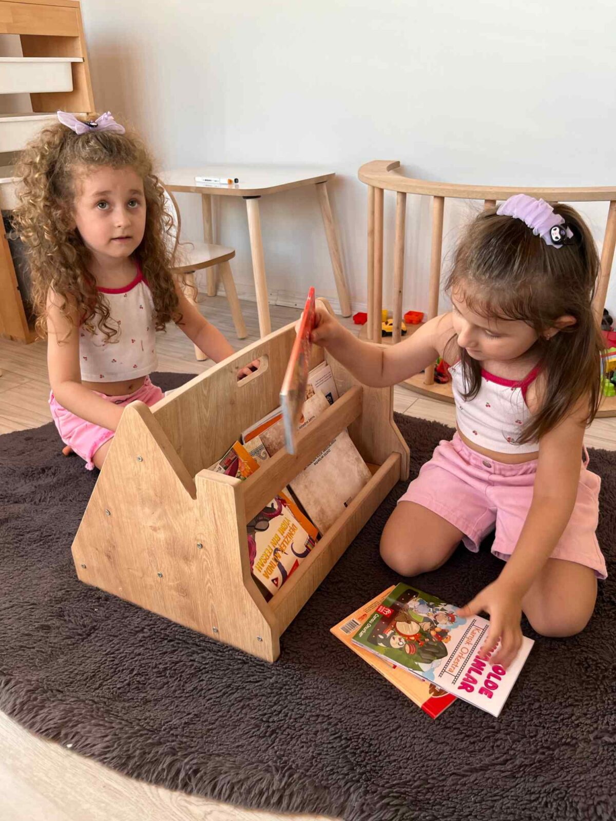 Montessori Bücherregal für Kinder -doppelseitiges Holzregal fürs Kinderzimmer (ab 1 Jahr)