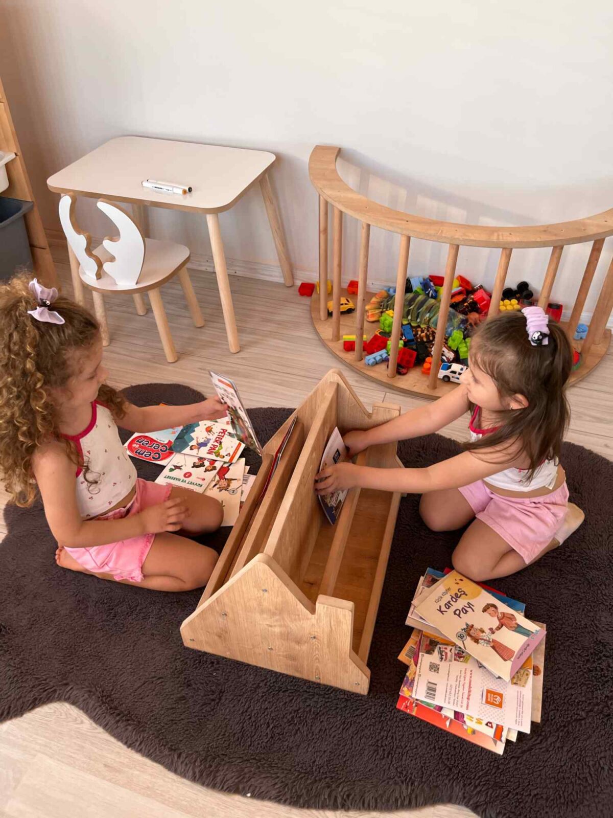 Montessori Bücherregal für Kinder -doppelseitiges Holzregal fürs Kinderzimmer (ab 1 Jahr) – Bild 3