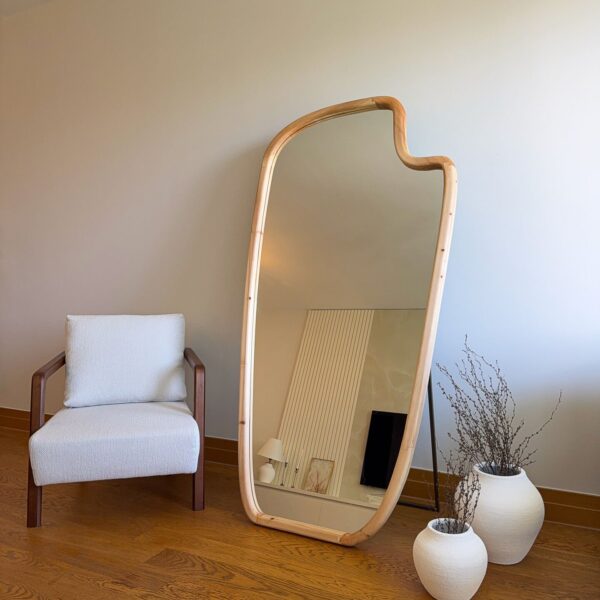 Asymmetrischer Standspiegel aus Naturholz – 180x100 cm