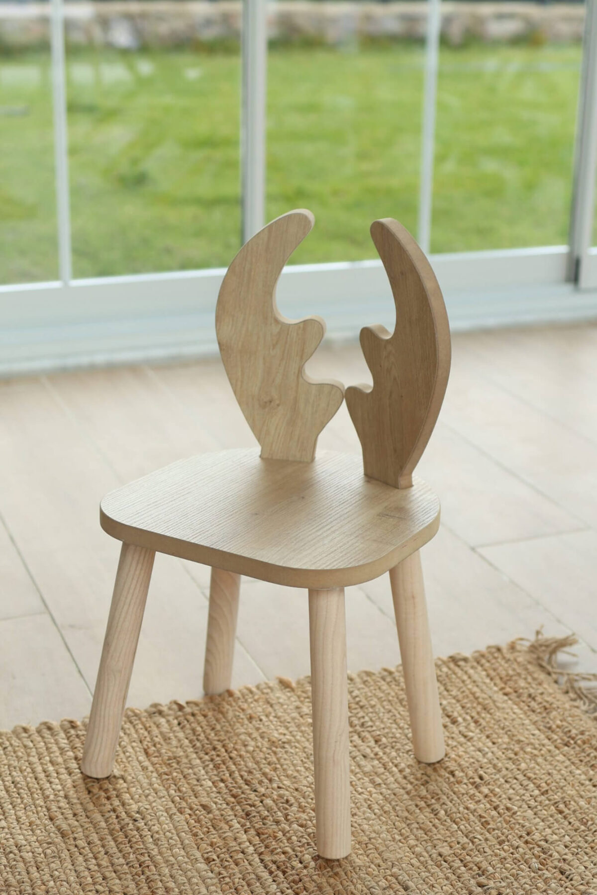 Kinderstuhl mit Hirschmotiv