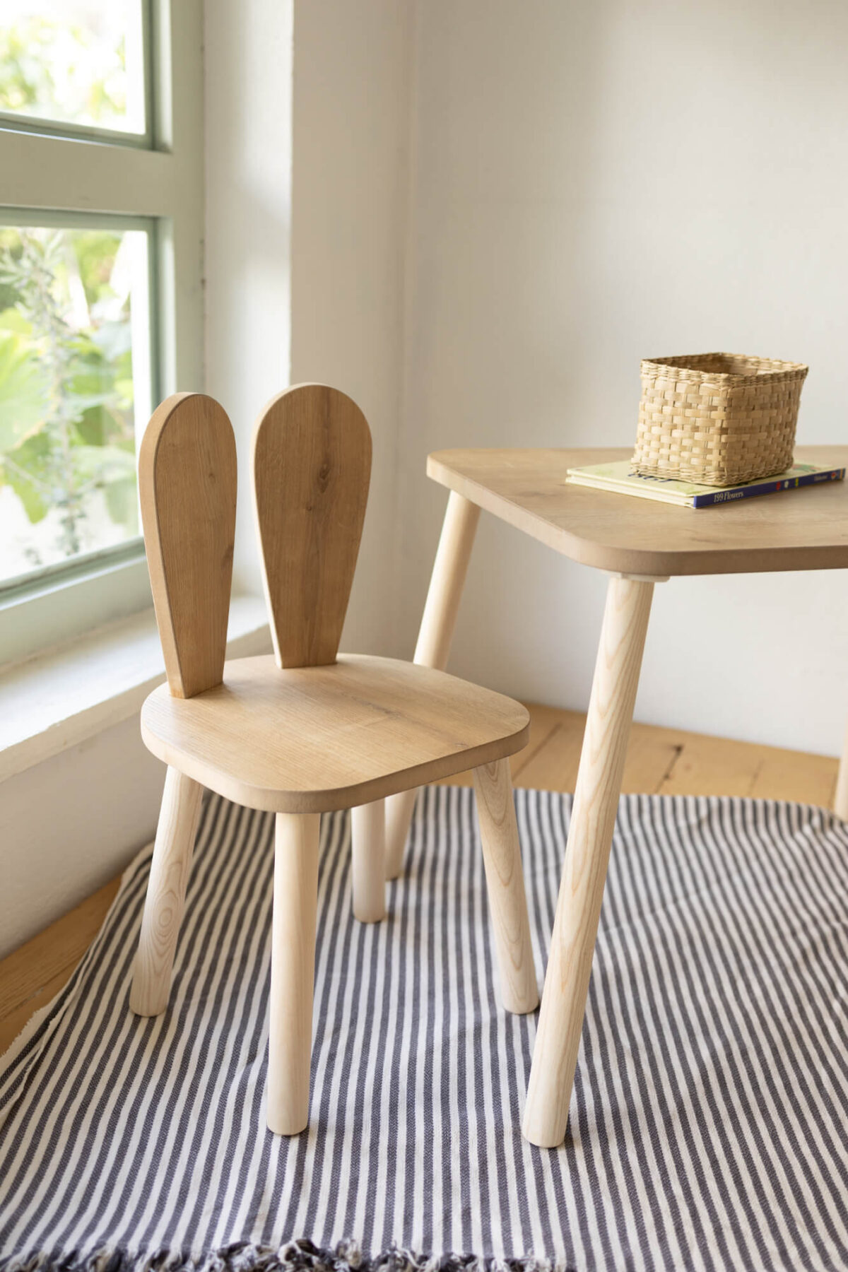 Kinderstuhl mit Kaninchenfigur – Bild 2