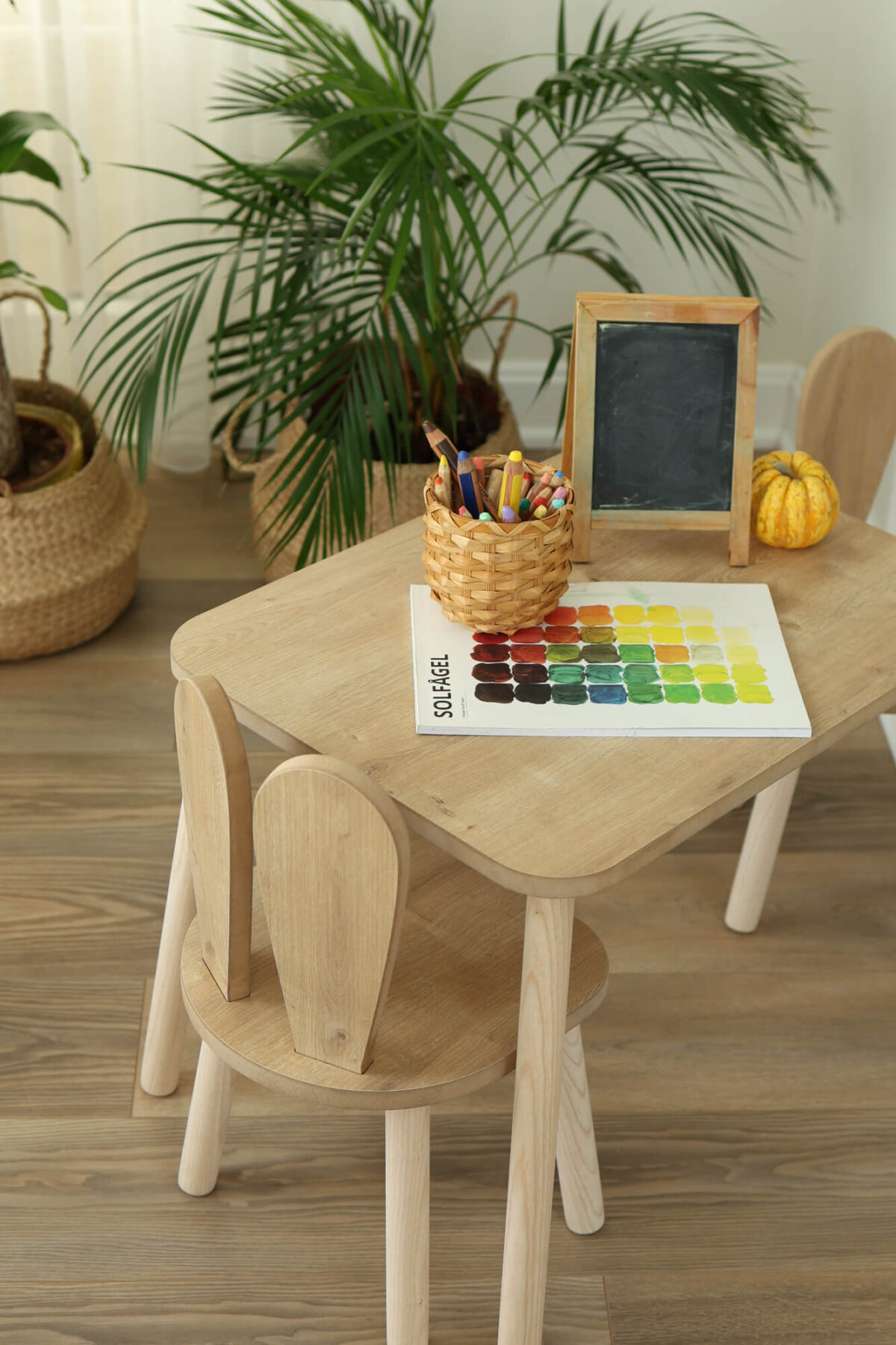 Kinderstuhl mit Kaninchenfigur – Bild 3